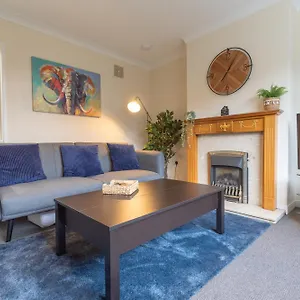 Leconfield Close - Comfy House And Free Parking Holiday home